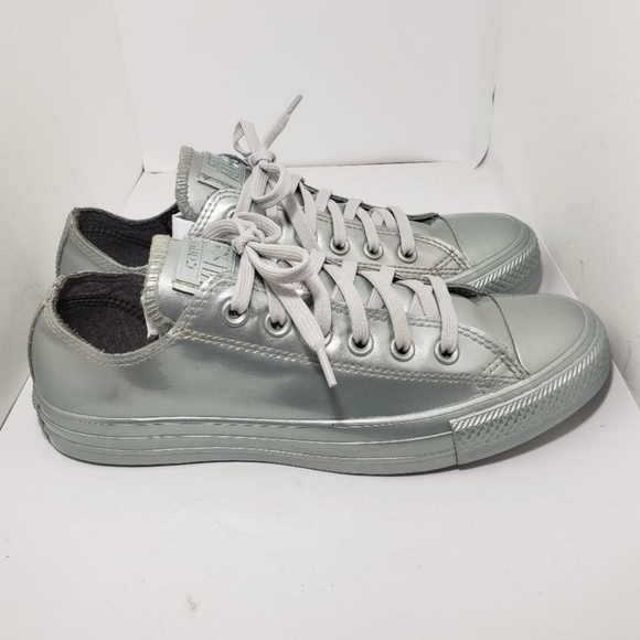 Converse...Chuck Taylor Silver size 8 adorable! - Picture 1 of 6